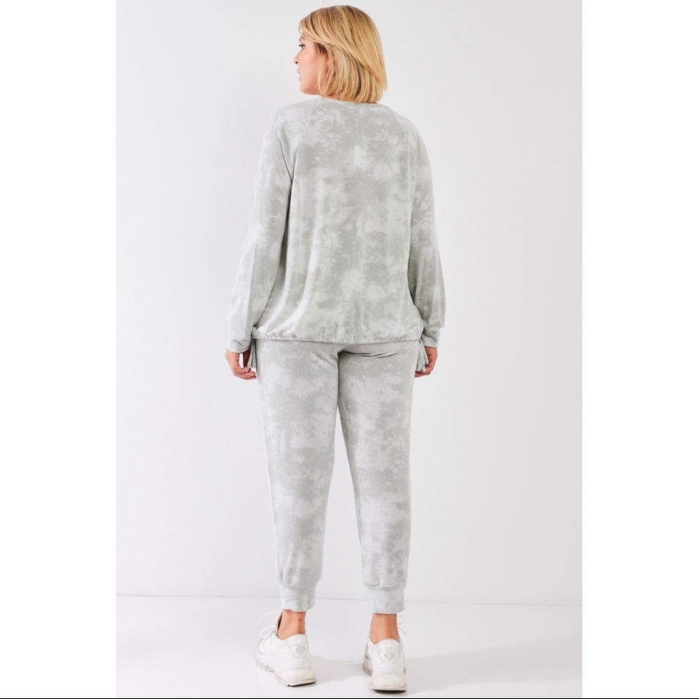 SOLD 🩶 Gilli Sage Tie Dye Matching Top & Joggers Set - Picture 2 of 10